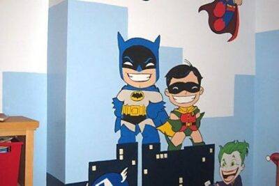 vẽ hình siêu nhân phòng bé trai ngộ nghĩnh